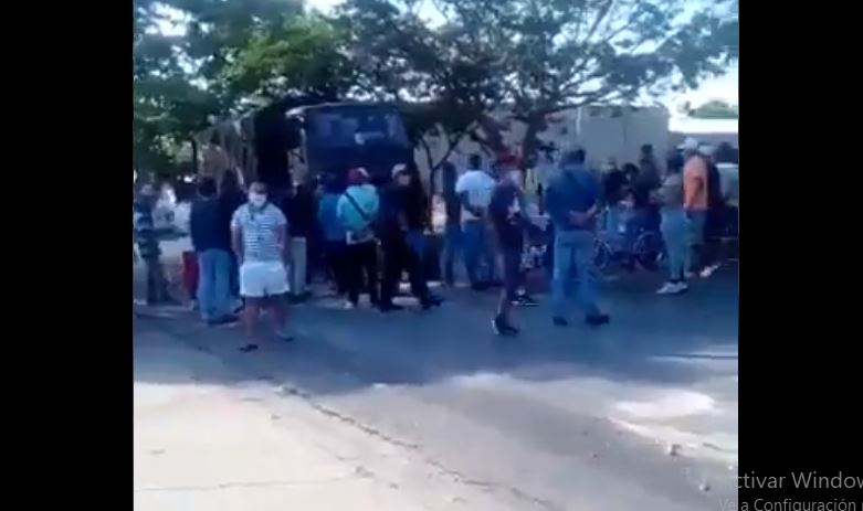 Habitantes en Aragua protestan en las calles por la falta de gasolina este #4May (Video)