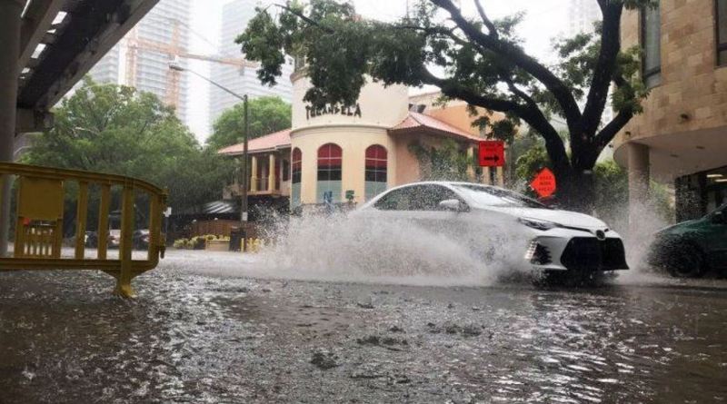 Las tormentas eléctricas provocan fuertes inundaciones y chispas en las casas de Miami-Dade