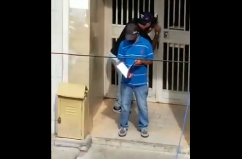 Con tapabocas y carpetas, dos hombres intentaron ingresar a un edificio en Quinta Crespo #3May (video)