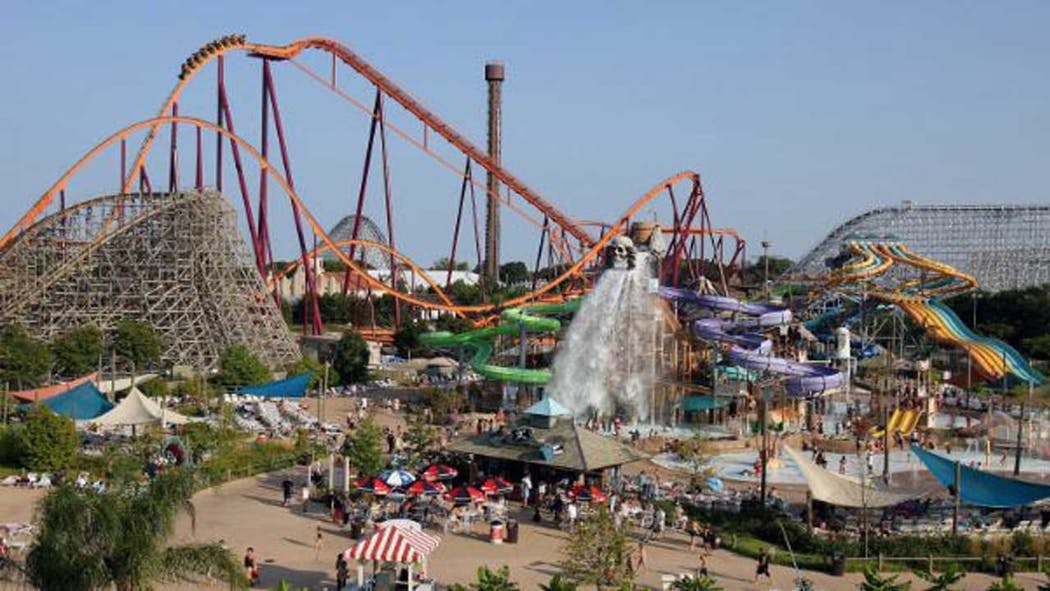 Six Flags reabrirá su primer parque temático en junio