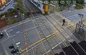 Se salvó por centímetros de ser atropellado por un tren a gran velocidad (Video)