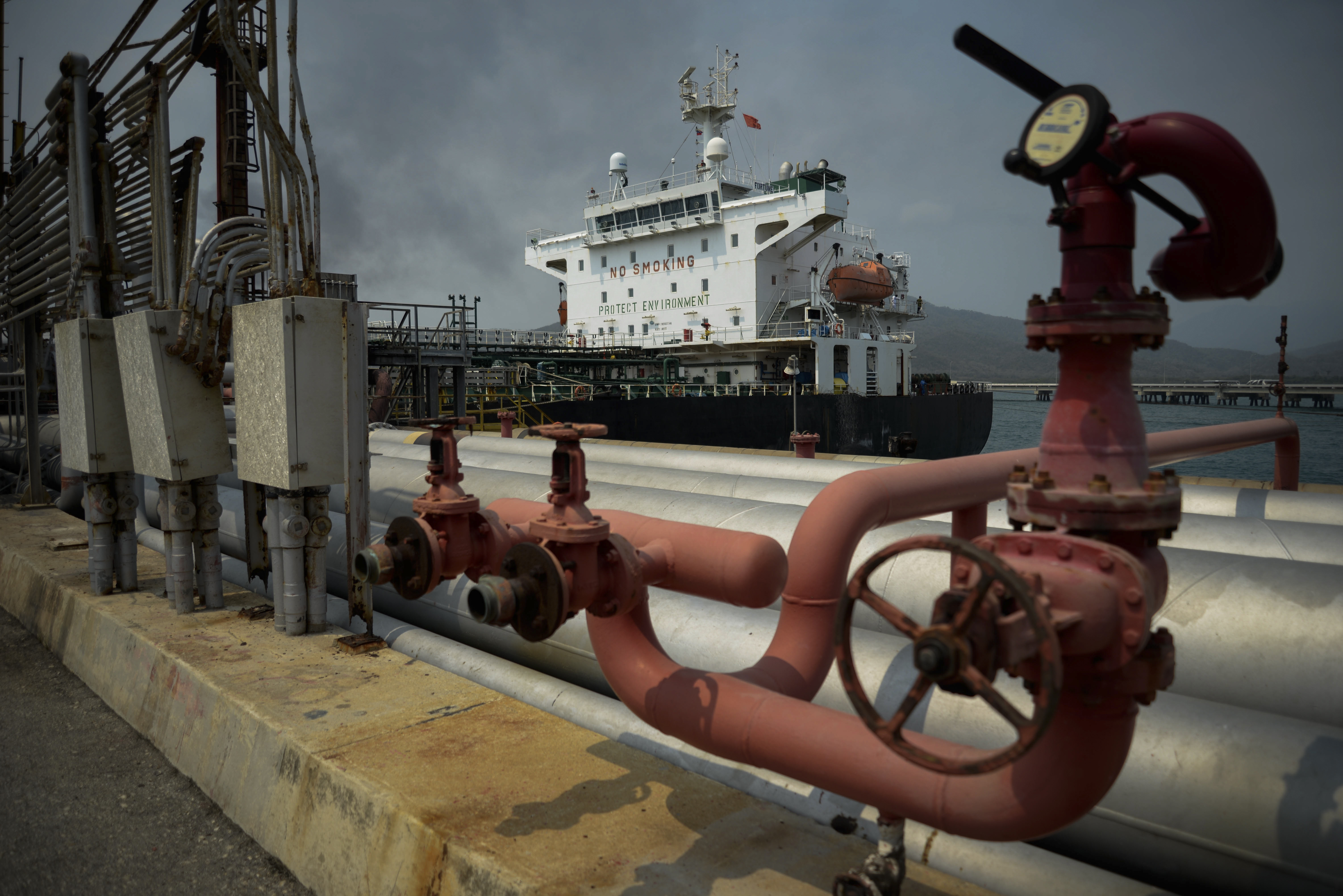 AP: ¿Carga saqueada? Los magnates navales de Grecia y Venezuela pelean por un petrolero flotando cerca de Houston