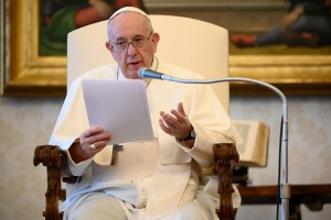 El papa Francisco pide a la comunidad internacional que ayude a la paz en el Cáucaso