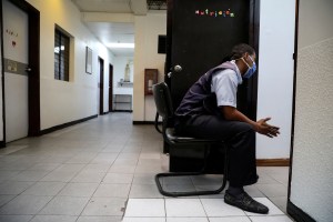 Médicos en Venezuela afrontan cada vez más riesgos por falta protección contra el coronavirus
