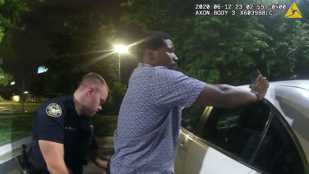 Manifestantes armados tomaron el estacionamiento en Atlanta donde mataron a Rayshard Brooks