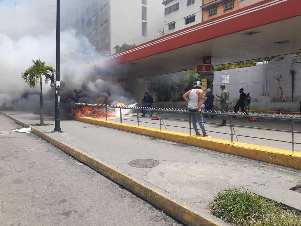 Una moto se prendió en candela luego que le echaran gasolina iraní en Agua Salud (FOTOS)