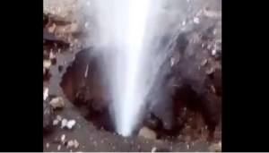 Vecinos de Palo Verde reportan rotura de tubería de aguas blancas #12Jun (Video)