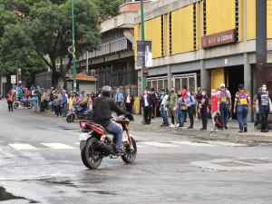 En Imágenes: Venezolanos salieron con timidez a las calles a pesar de otra “cuarentena radical”