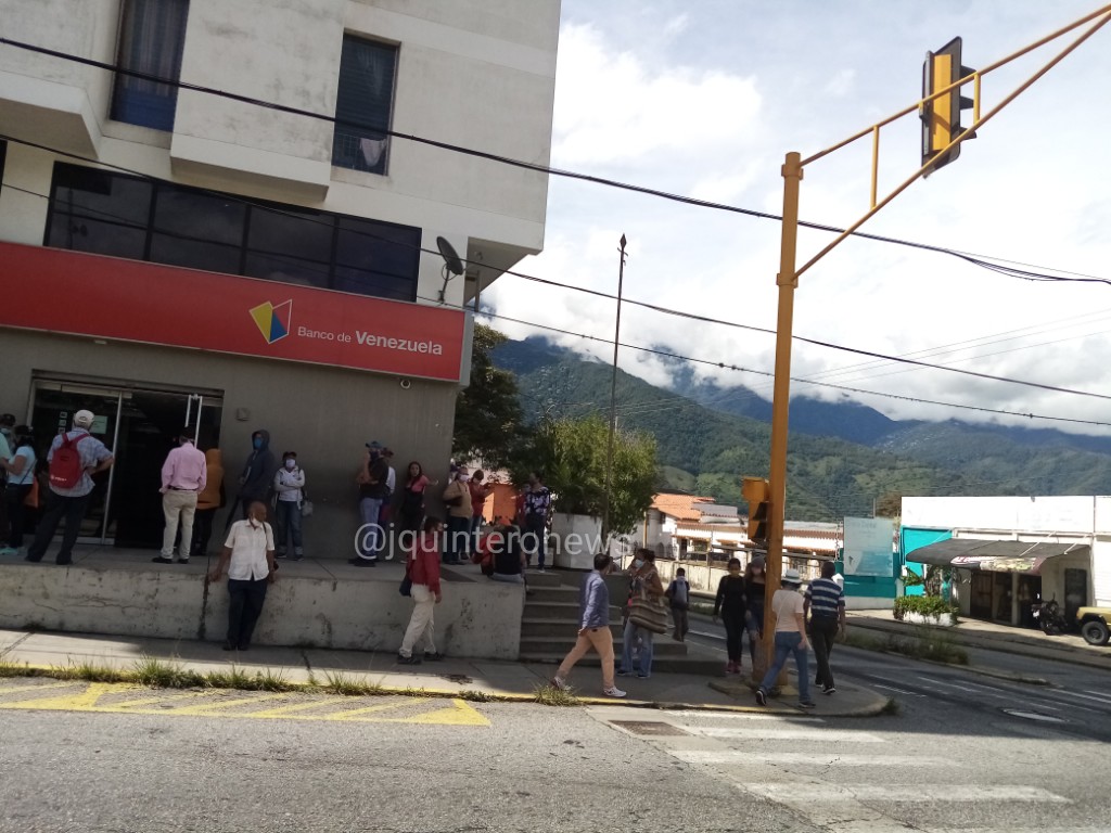 ¿Y el distanciamiento? Así se encuentran los alrededores de algunas entidades bancarias en Mérida este #17Jun (Fotos)