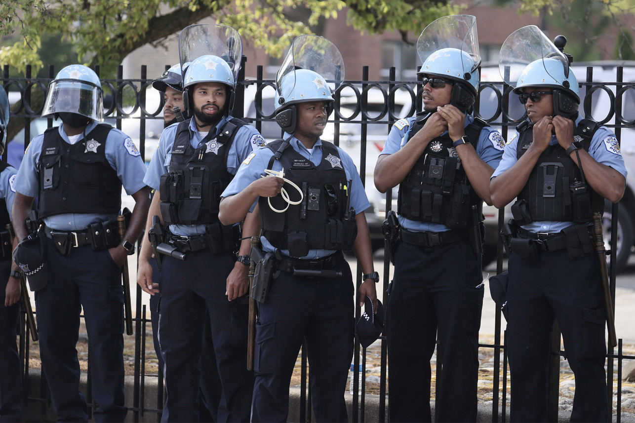 Jefe del sindicato de policía de Chicago despedirá a los funcionarios que se arrodillen con los manifestantes