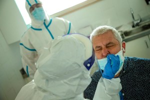 Científicos revelaron por qué algunos pacientes con coronavirus pierden el sentido del olfato