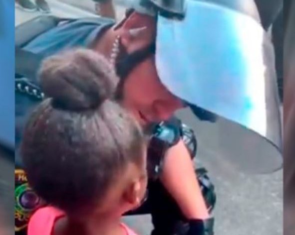 “¿Nos vas a disparar?”: El desgarrador diálogo de niña de 5 años con un policía en las protestas de EEUU