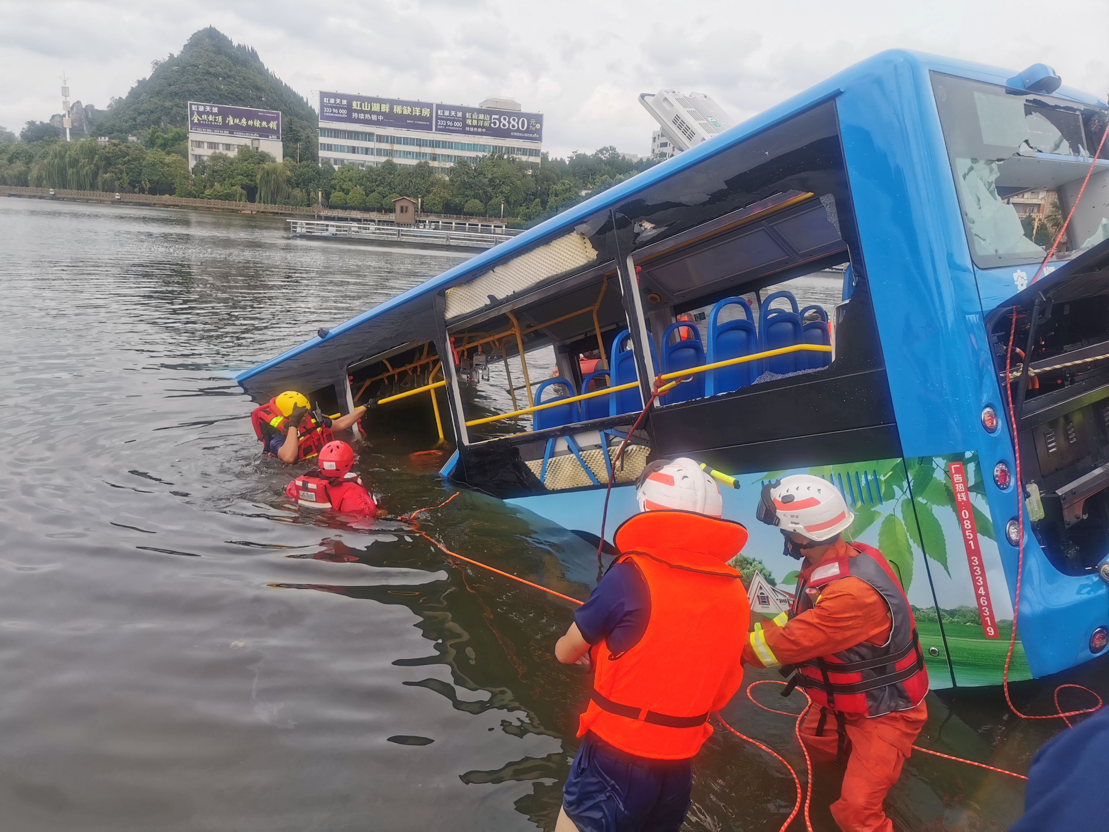 Al menos 21 muertos al caer un autobús con estudiantes a un embalse en China