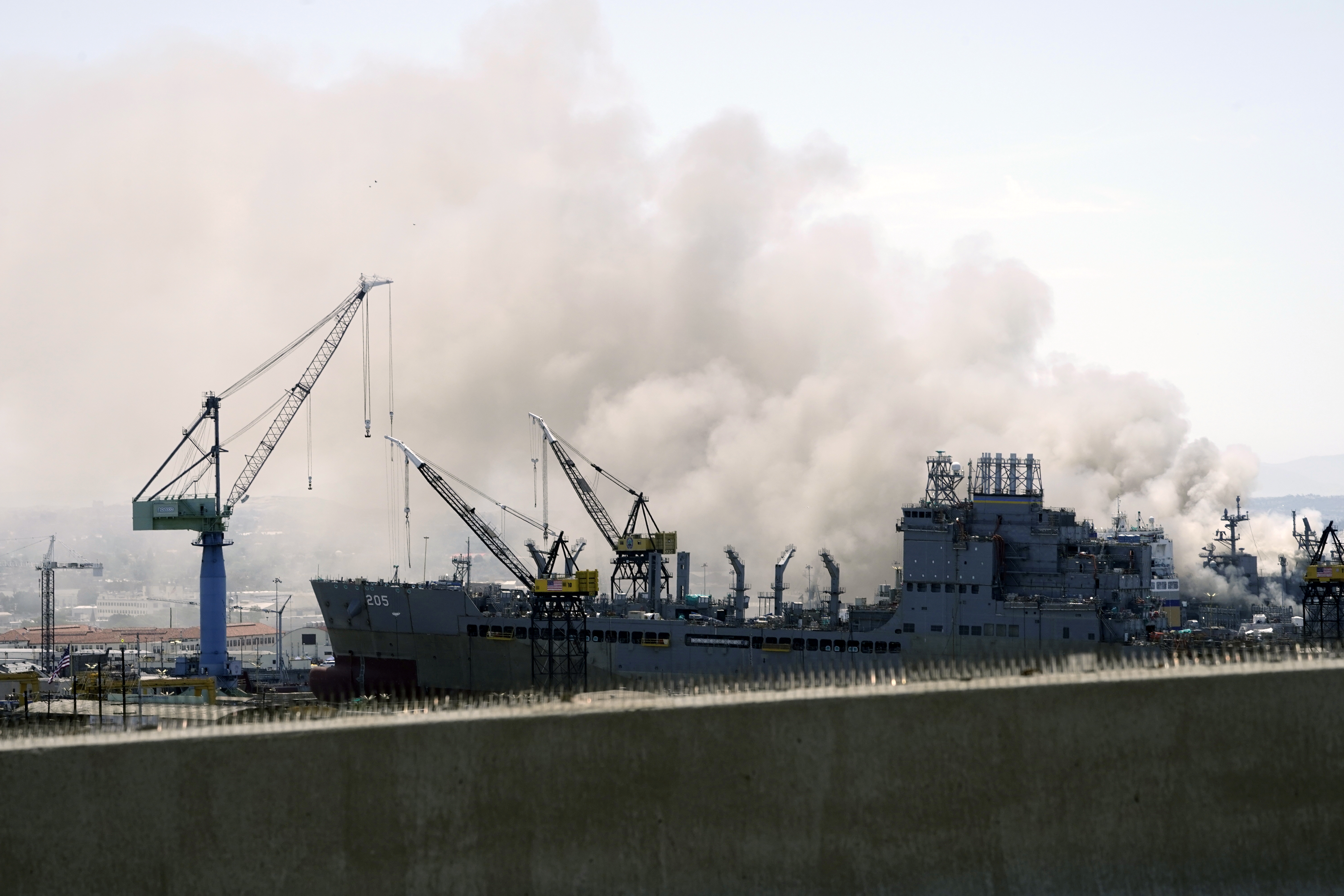En FOTOS: Así fue el incendio en un buque de la Armada de EEUU tras fuerte estallido