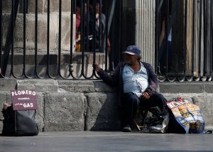 Agobiados por el desempleo, mexicanos echan mano de sus pensiones