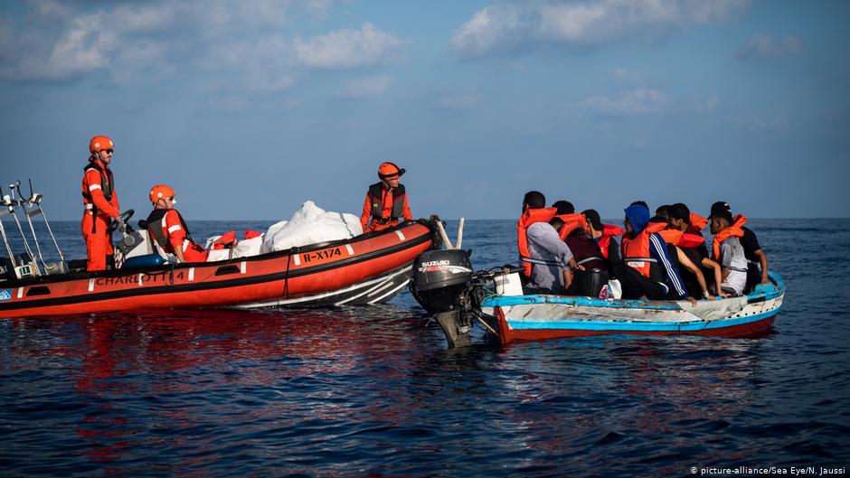 Guardacostas italianos socorren a más de 80 migrantes frente a las costas libias