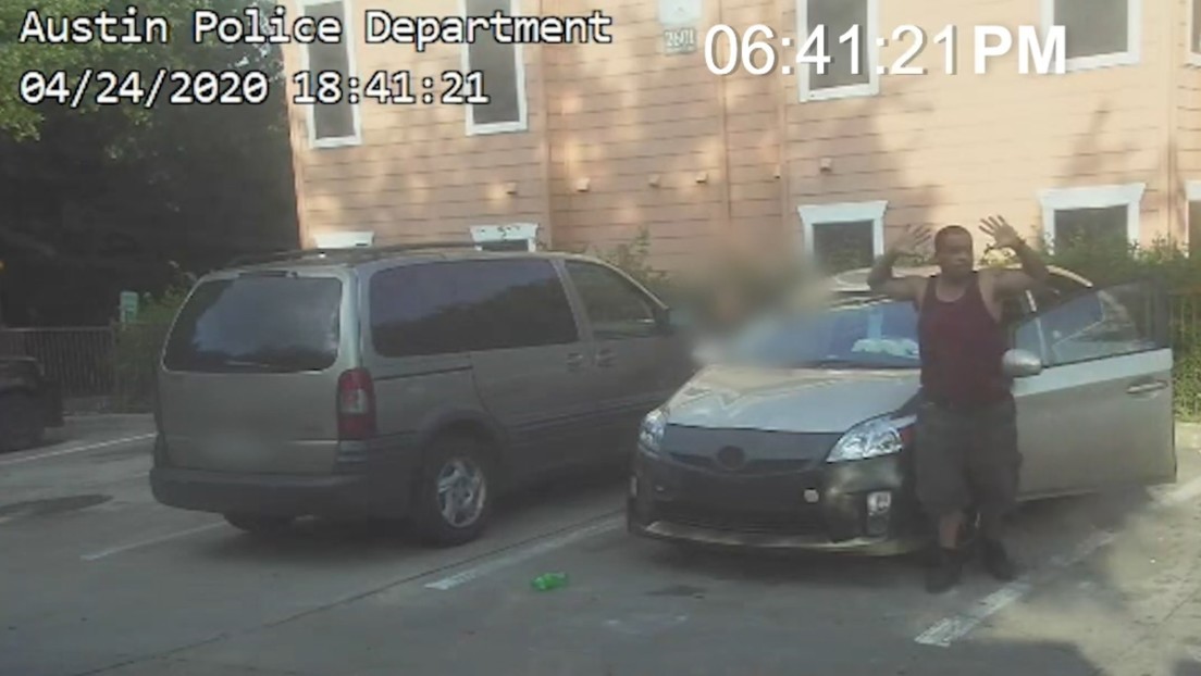 Una cámara corporal muestra el momento en que un oficial dispara a un hombre desarmado en EEUU (VIDEO)