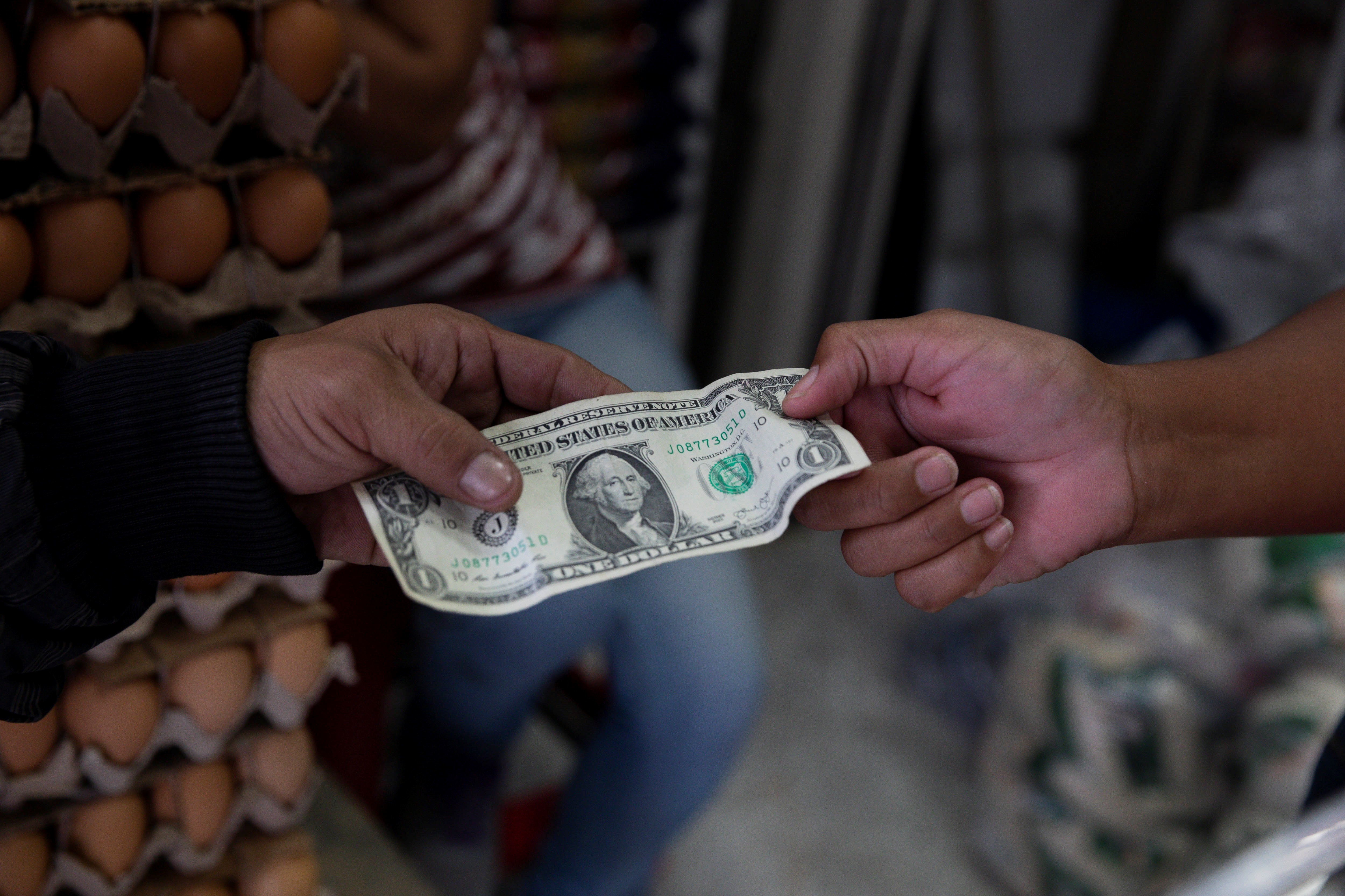 El dólar paralelo se dispara y arremete contra el salario de los venezolanos