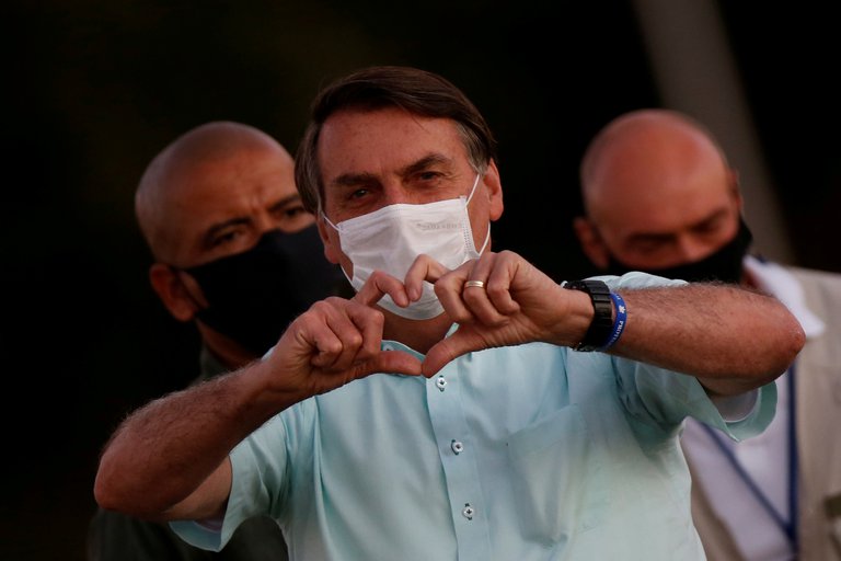 En moto, sin tapabocas… y conversando con un barrendero: Las FOTOS VIRALES de Jair Bolsonaro