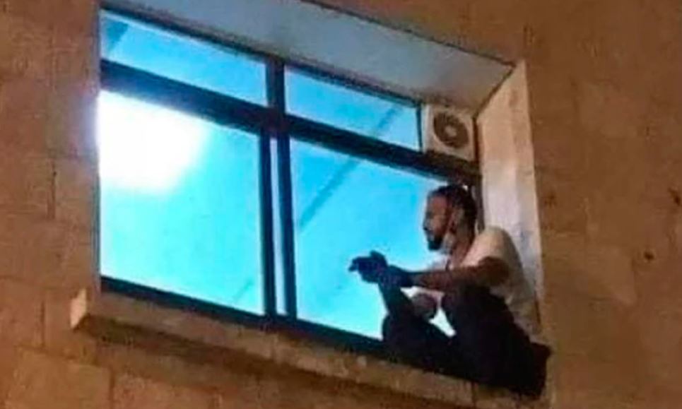 Trepó a la ventana del hospital para despedirse de su madre, contagiada de Covid-19 (FOTO)