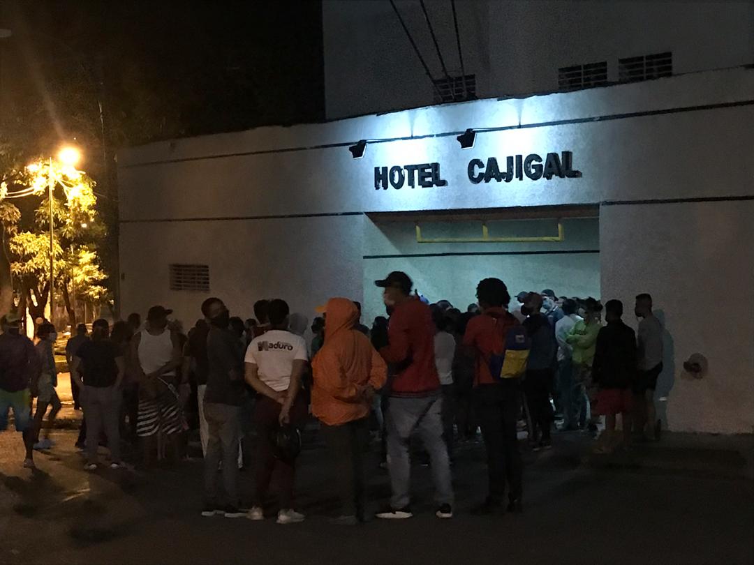 Vecinos de San Bernardino protestaron por la llegada de casos sospechosos de Covid-19 al Hotel Cajigal (VIDEO)