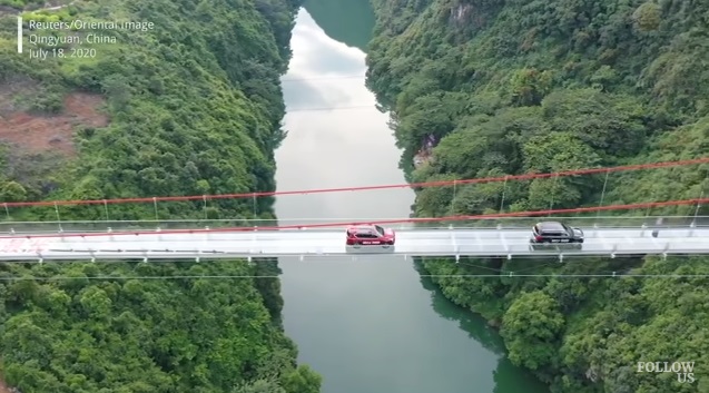 Así es el espeluznante VIDEO del puente de cristal más largo del mundo