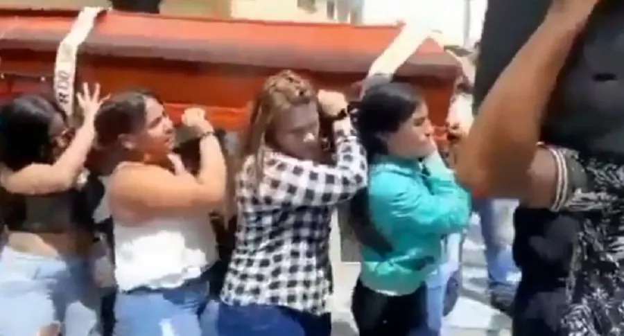 Bailaron a un venezolano muerto dentro de su ataúd al mejor estilo de los africanos en Colombia (Video)