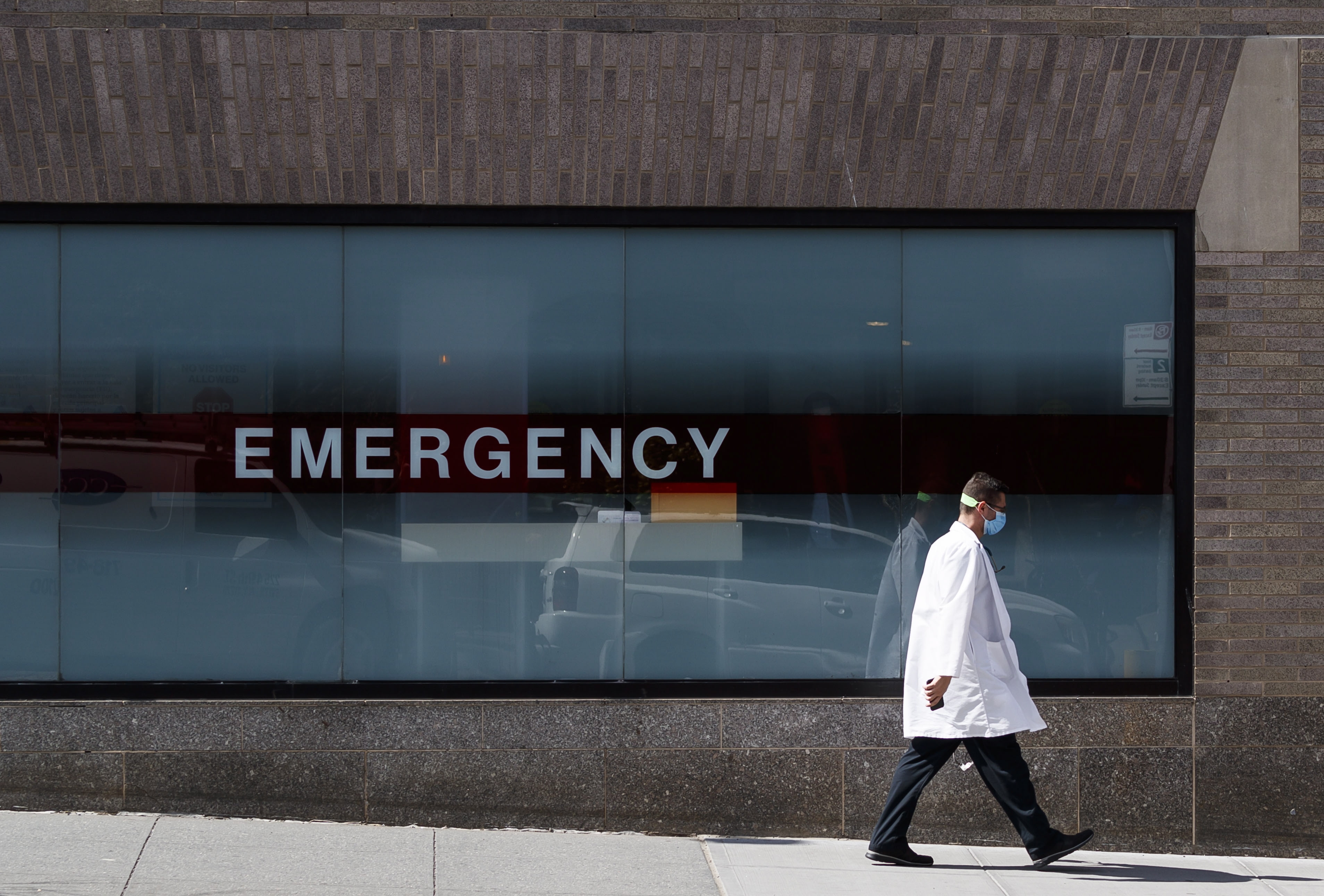 Covid-19 ha cobrado la vida de más de 900 trabajadores de la salud en EEUU