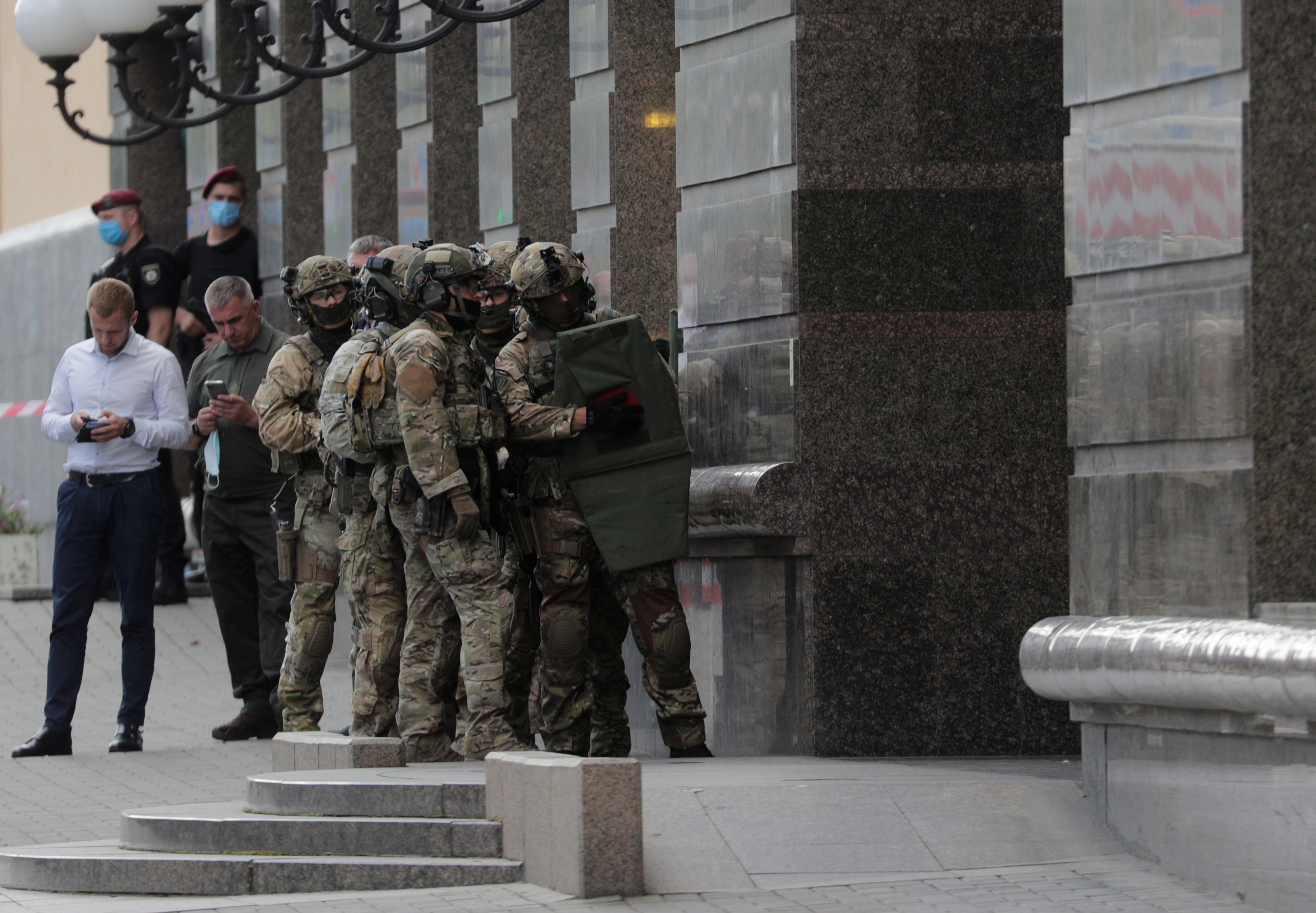 Un hombre entró a un banco en Ucrania con una “mochila bomba” y amenazó con explotar (FOTOS)