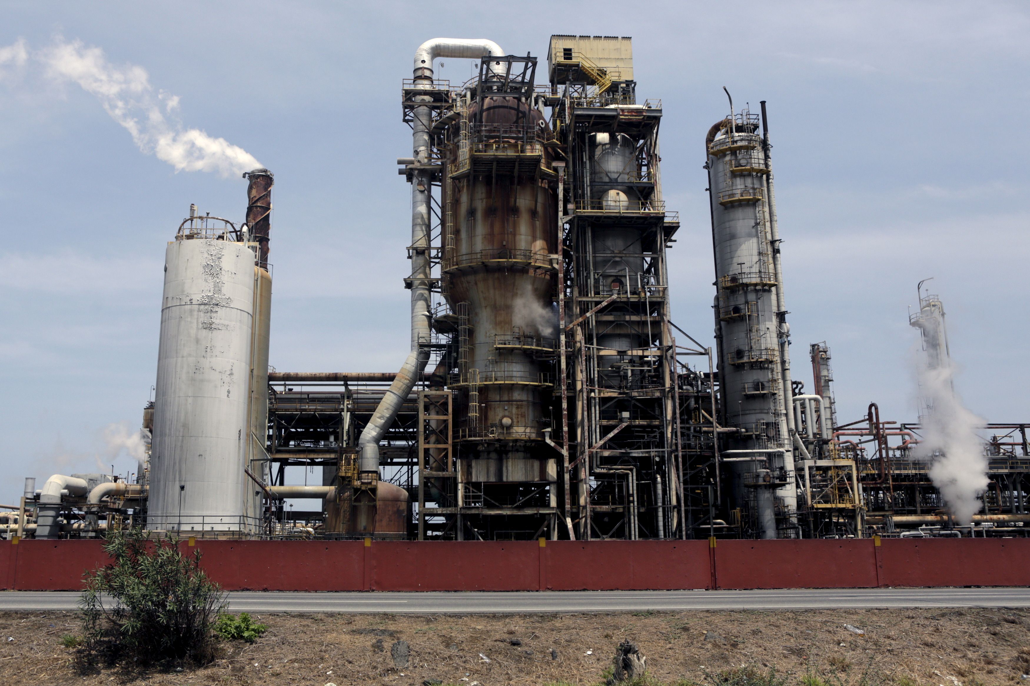 Venezuela solo produce el 40% del gasoil que necesita