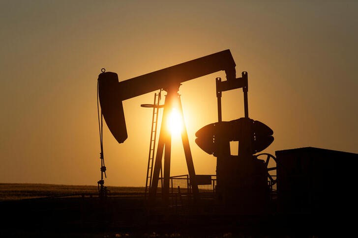 El petróleo bajó el martes en mercado prudente antes de reunión de la Opep+