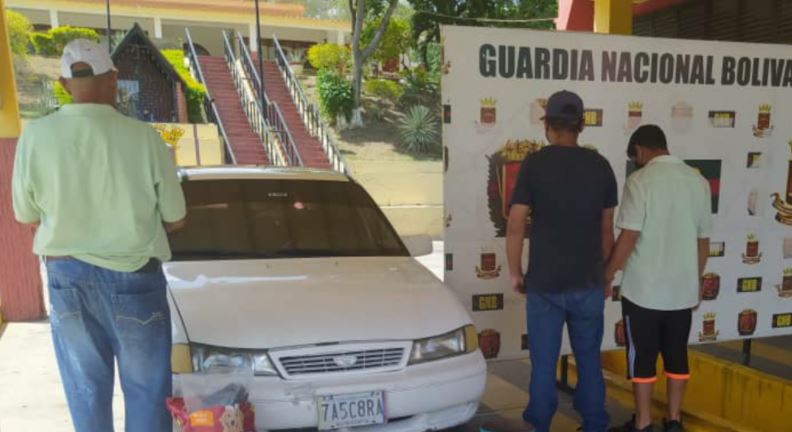 Los atraparon en Táchira con ocho kilos de marihuana ocultos en un saco de perrarina (Fotos)