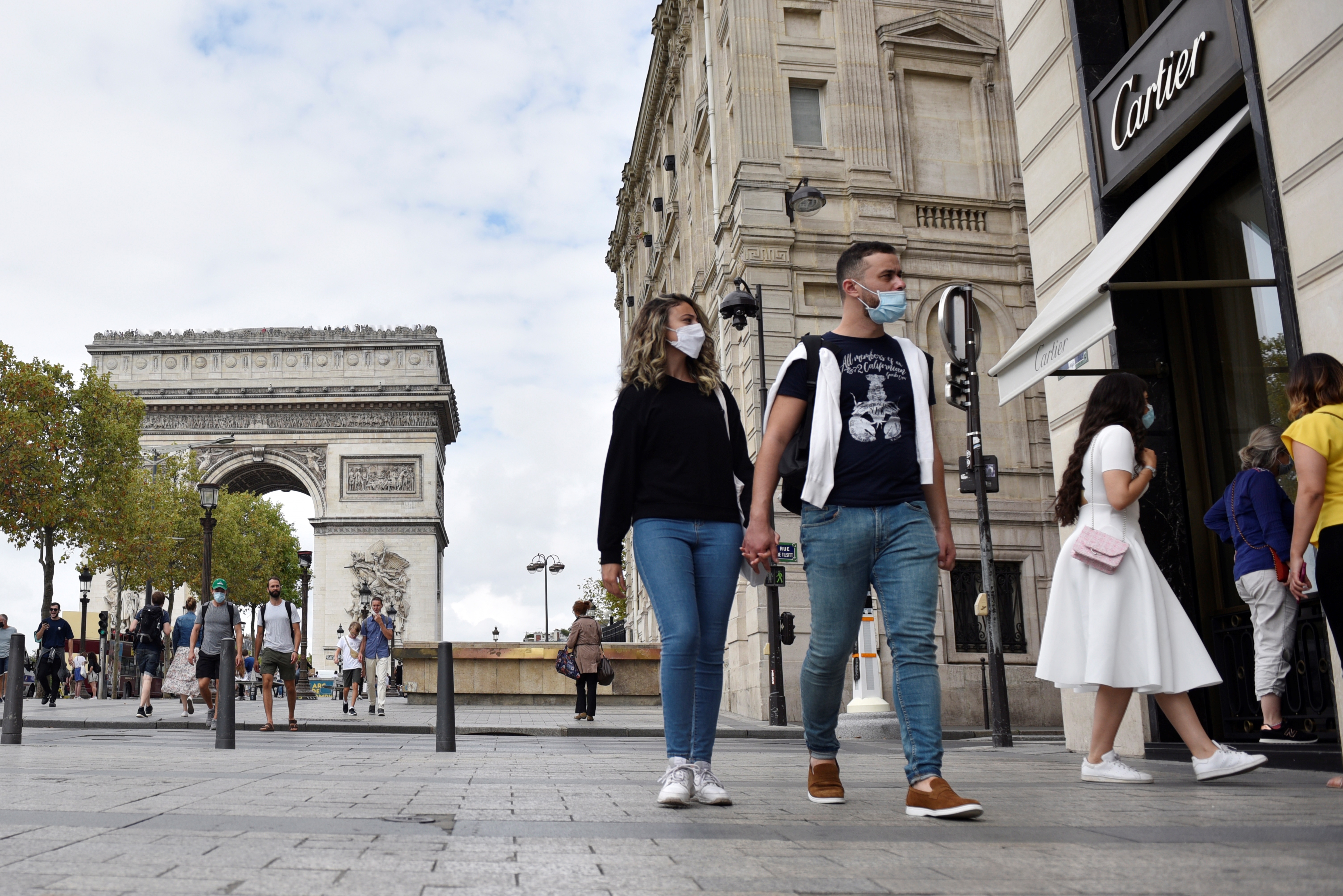 Francia extiende toque de queda por la pandemia