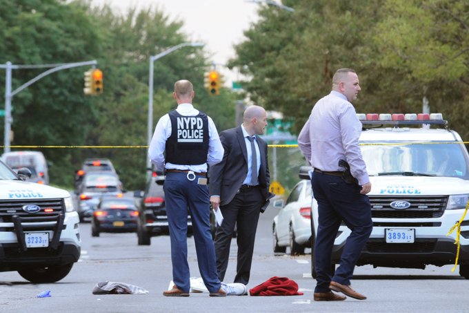 Hombre sufre de muerte cerebral luego de ser arrojado desde un auto en Queens