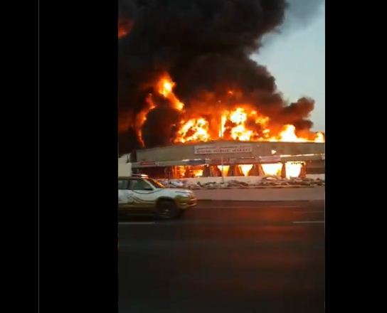 EN VIDEOS: Incendio consume mercado en área industrial de Ajmán, en Emiratos Árabe Unidos