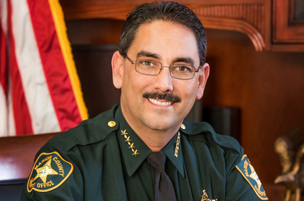 ¡Qué irracional! Sheriff de Florida prohibió a los policías usar mascarillas en el trabajo