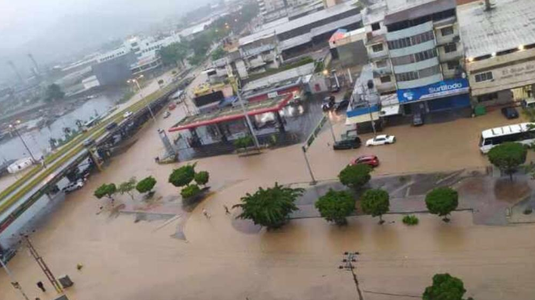 Fuertes lluvias dejaron inundadas las calles de Puerto La Cruz este #3Ago (Fotos)