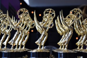 Los Emmys de 2021 exigirán una prueba de vacunación y dividirán la ceremonia en tres partes