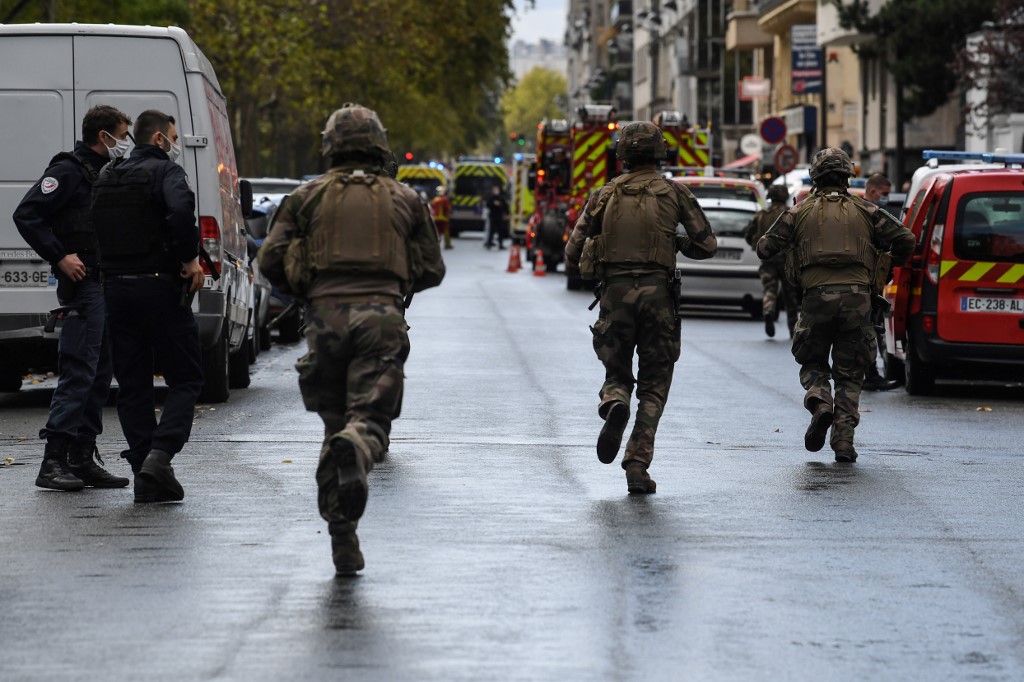 La Fiscalía francesa investiga como terrorista el ataque a la antigua sede de revista Charlie Hebdo en París