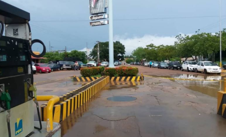 Pueblo de Zaraza tomó las calles por combustible: “Solo le echan a los que a ellos les da la gana” (Video)