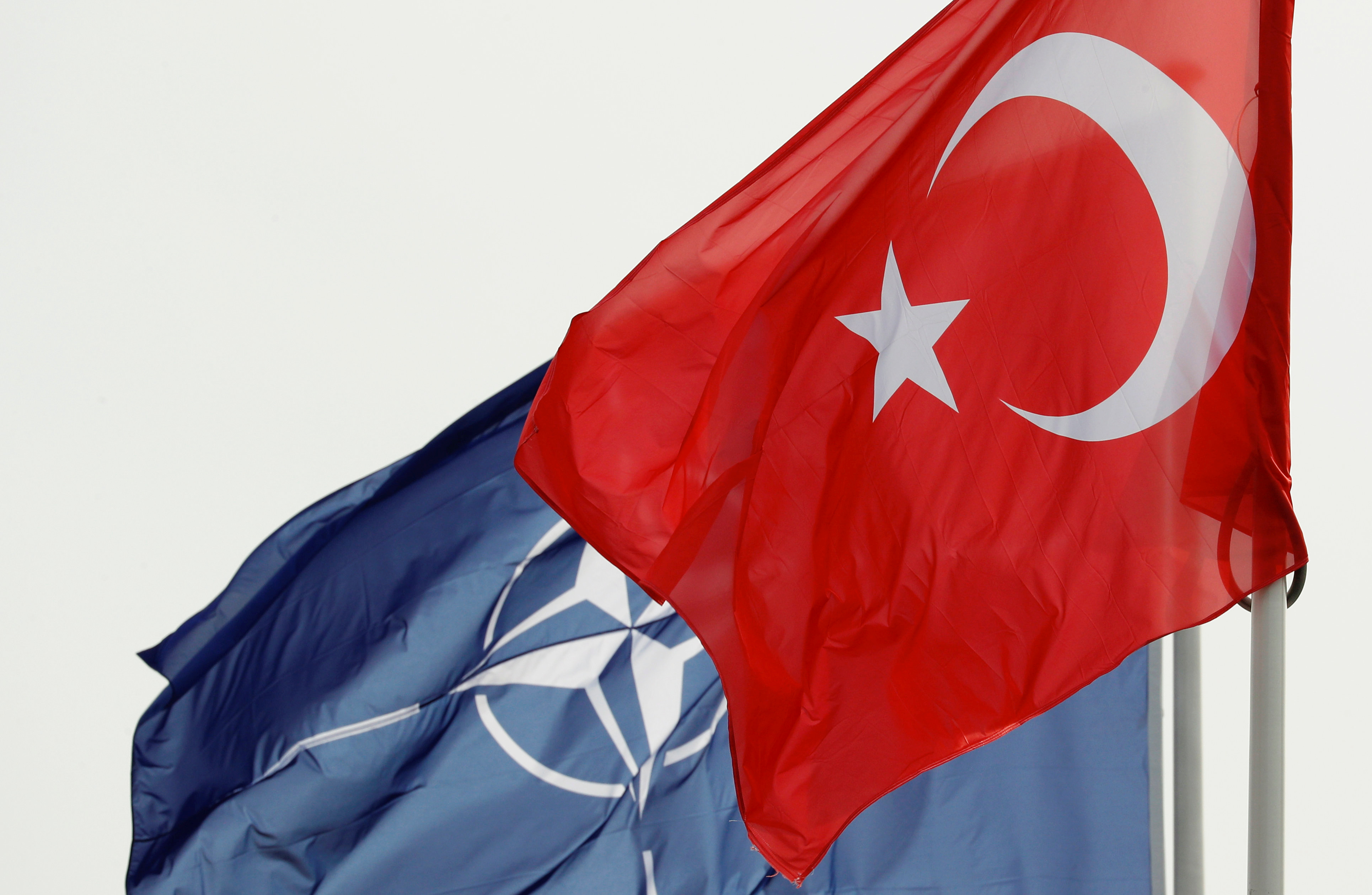 Otan instalará refugios semipermanentes en Turquía tras fuerte terremoto