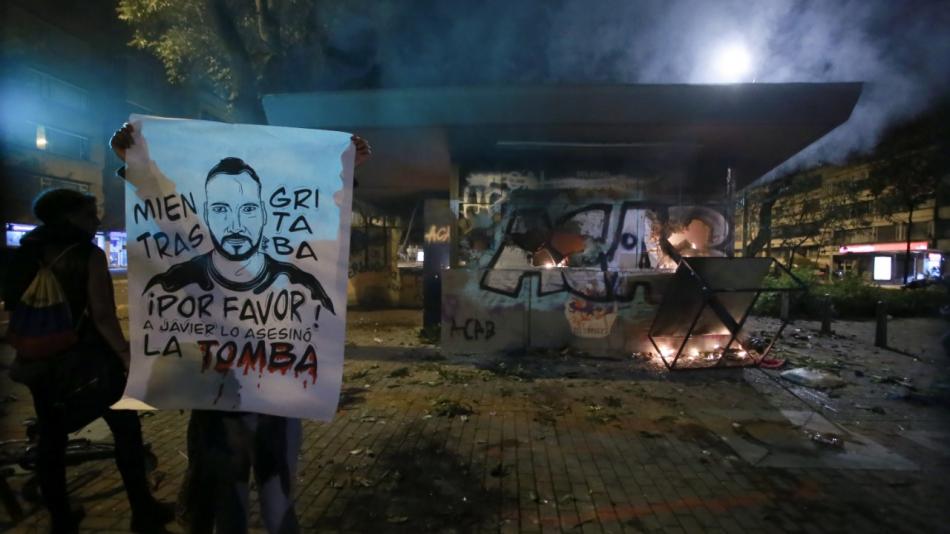 ¿Quiénes son las víctimas fatales durante la noche de caos en Bogotá?