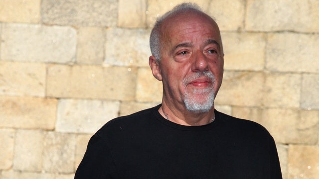 Paulo Coelho ríe de brasileños que queman sus libros: “Los compraron”