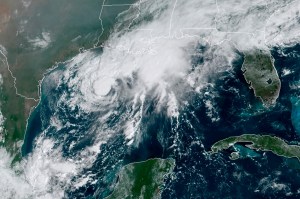 La tormenta tropical Beta amenaza con inundar las costas de Texas y Luisiana