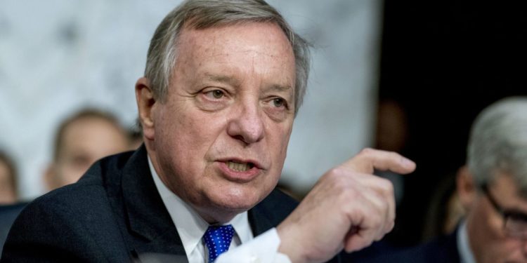 Senador Durbin condenó amedrentamiento que sufrió Guaidó en manos del régimen