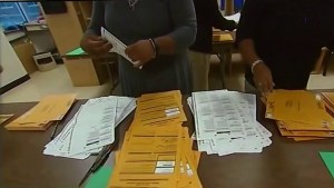 Servicio Postal de EEUU investiga bandejas de correo y boletas de voto ausentes en una zanja de Wisconsin