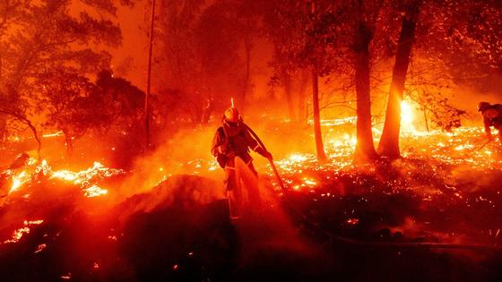 Incendios devastaron docenas de hogares en California; al menos dos muertos y 170 mil hogares sin electricidad