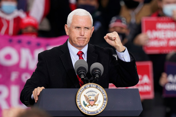 Vicepresidente Mike Pence emitió su voto anticipado en Indiana