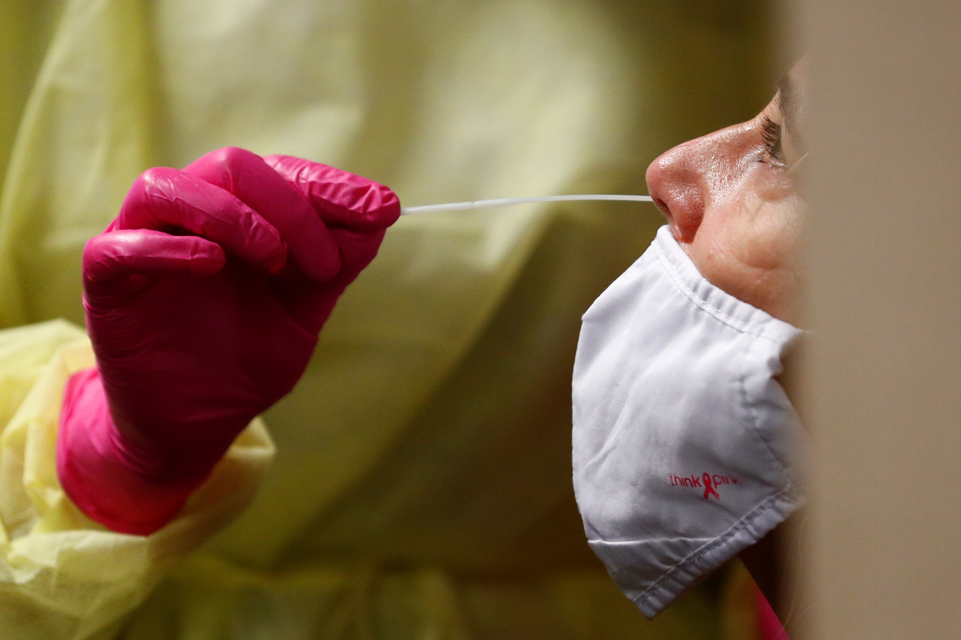Asesor científico británico dice que es improbable que el coronavirus sea erradicado