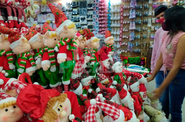 Precios de adornos navideños escandalizan a los guaros
